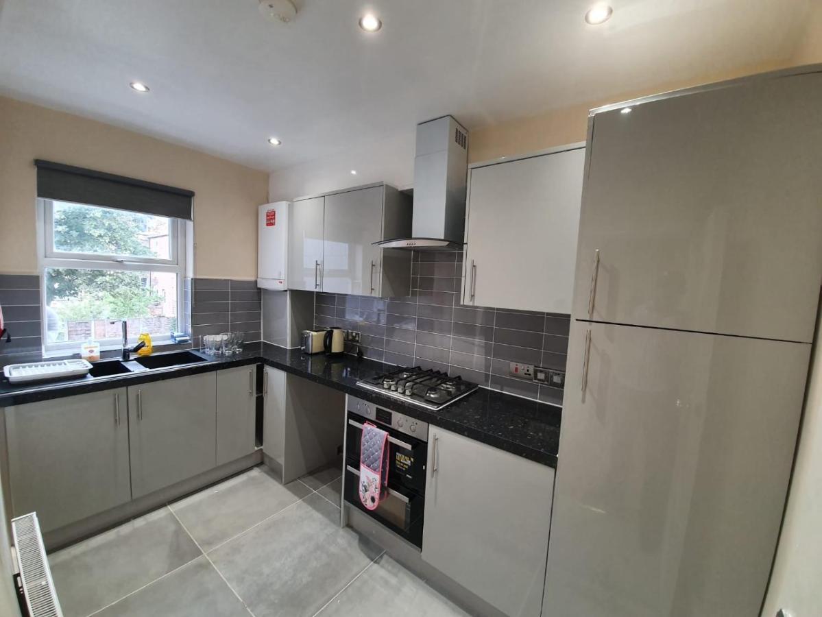 London Modern 4 Bedroom Apartment Екстериор снимка