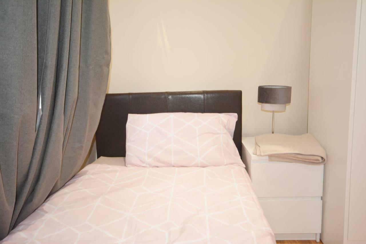 London Modern 4 Bedroom Apartment Екстериор снимка